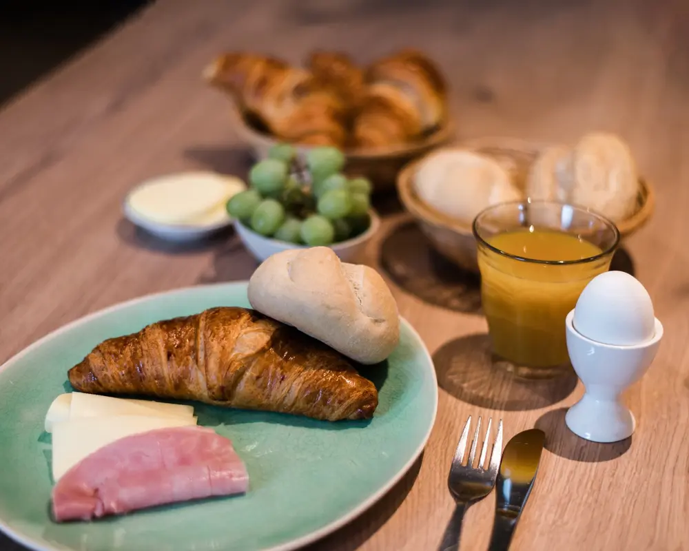 Heerlijk ontbijtbuffet — voor midweekvakanties inclusief